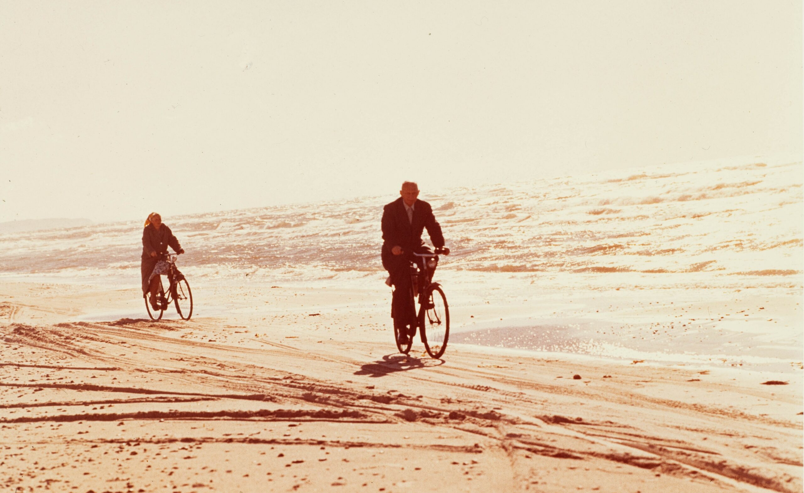 Ett par cyklar på en strand. Jylland, Danmark.
