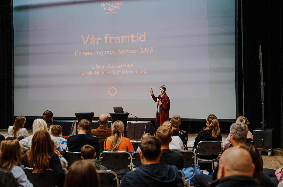 Jörgen Löwenfeldt håller fördrag om Vår framtid och framtidstro förr.