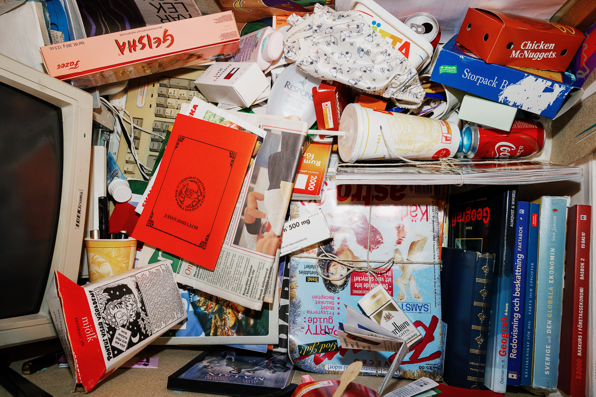 Innehållet i en av kistorna från 1999.